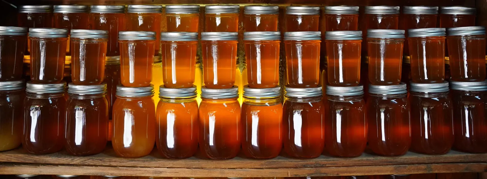 Банки з медом на дерев'яних полицях